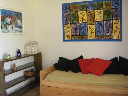 1 dormitorio con 1 cama y una pintura en la pared en Tuscia Viterbese Casale Nel Verde en Viterbo