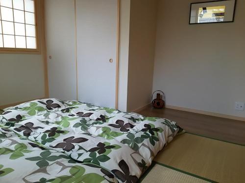Lova arba lovos apgyvendinimo įstaigoje Guest House Aoi Nakamoto