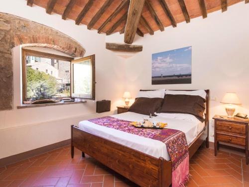een slaapkamer met een bed en een raam bij Country House il Ciliegio in Roccatederighi
