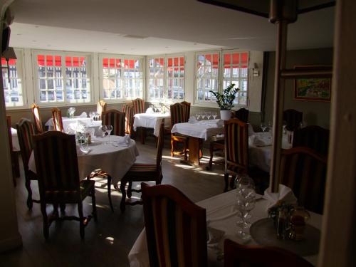 Fotografie z fotogalerie ubytování Logis hôtel restaurant Auberge Du Cheval Blanc v destinaci Crèvecoeur-en-Auge