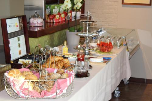 a table with a buffet with bread and pastries on it at B&B De Vroling in Wellen