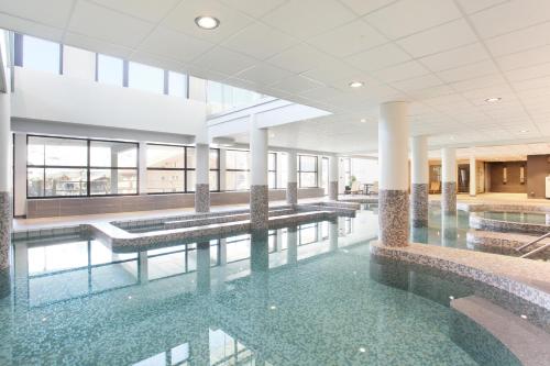 Bazén v ubytování Hôtel Prestige Odalys Le Chamois nebo v jeho okolí