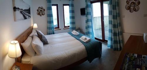 Postel nebo postele na pokoji v ubytování Letterfinlay Lodge House