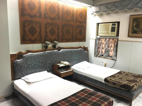 Voodi või voodid majutusasutuse Nalanda Hotel toas