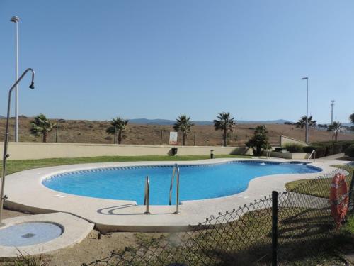 una piscina con una valla alrededor en Apartamento con Piscina, en Tarifa