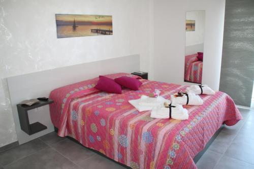ein Schlafzimmer mit einem Bett mit Handtüchern darauf in der Unterkunft la TerrazzaSPA B&B in Comiso