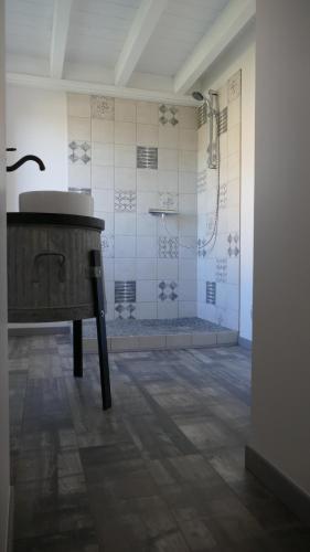 une salle de bain avec un lavabo et une douche dans l'établissement A la belle histoire, à Châteauneuf-sur-Isère