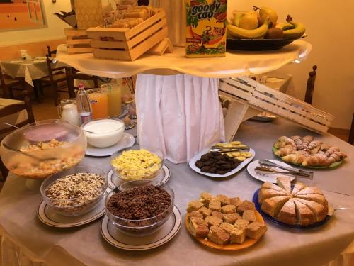 a table topped with lots of different types of food at Hotel Vela Azzurra in Malcesine