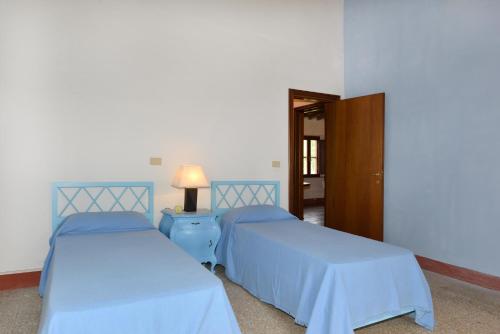 two beds sitting next to each other in a room at Agriturismo Tenuta Vallelunga in Guasticce