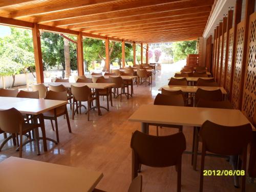 Felice Hotel في كيمير: صف من الطاولات والكراسي في المطعم