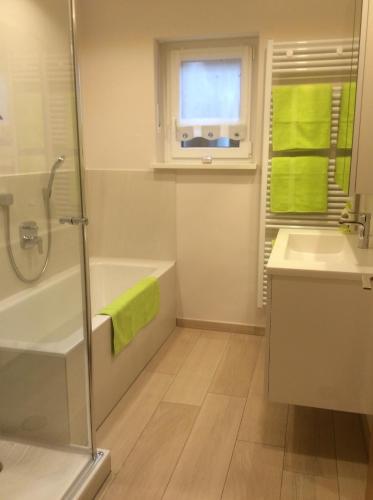 Ένα μπάνιο στο Ferienwohnung Leonhard Müller