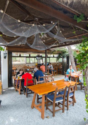 Restoran atau tempat lain untuk makan di Hostal Cala Boix