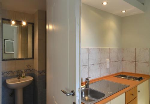 アギオス・ゴルディオスにあるAlibertini Studiosのバスルーム(洗面台、トイレ、鏡付)