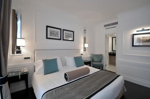 una camera con un grande letto e una scrivania di Grand Hotel Oriente a Napoli