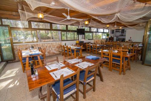 Restoran atau tempat lain untuk makan di Hostal Cala Boix