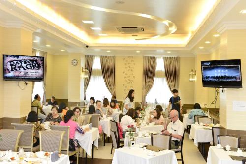 仰光联合大酒店（阿弄店）的一群人坐在餐厅的桌子旁