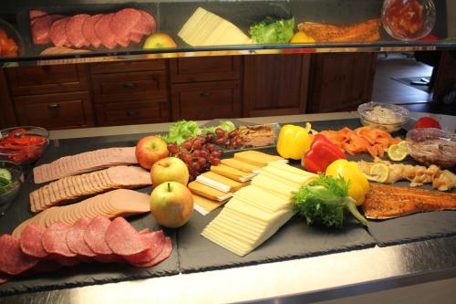 een tafel met verschillende soorten vlees en groenten bij Reisafjord Hotel in Sørkjosen