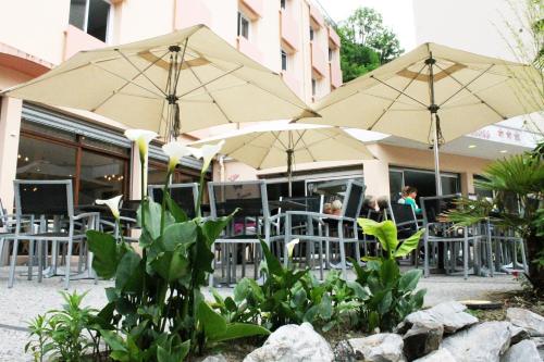 Un restaurante o sitio para comer en Hôtel des Rosiers