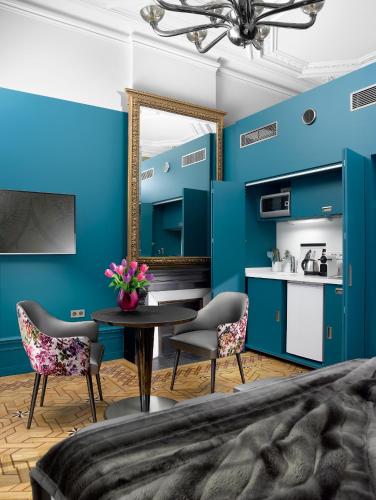 - un salon avec des murs bleus et un miroir dans l'établissement Le Moon, à Strasbourg