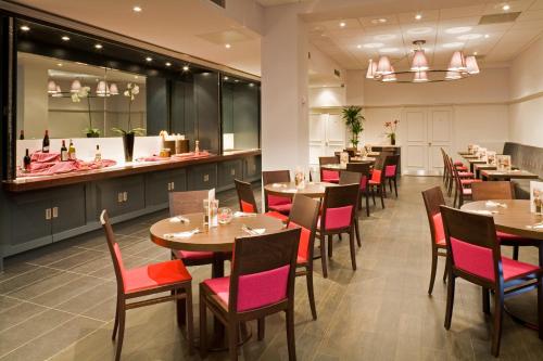 a restaurant with tables, chairs, and tables in it at ibis Bristol Temple Meads in Bristol