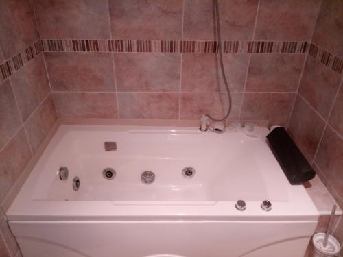 a bath tub in a bathroom with a shower at Apartamento 1ª Línea de mar en Marina d'Or con césped y playa [Familiar] in Cabanes