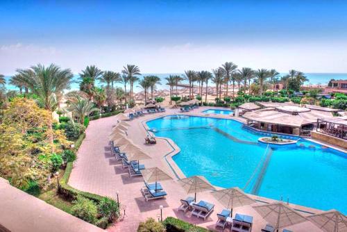 Kefi Palmera Beach Resort El Sokhna - Family Only في العين السخنة: اطلالة جوية على مسبح في منتجع