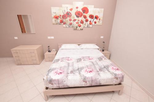 um quarto com uma cama e um quadro na parede em La Casetta di Adriana em San Vito Chietino