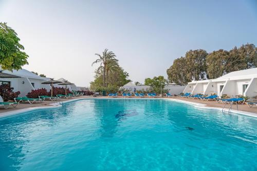 Bazén v ubytování Hotel THB Flora nebo v jeho okolí