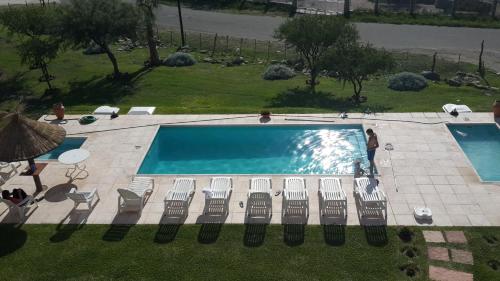 an overhead view of a swimming pool with chairs around it at Apart Hotel Vista San Lucas in Carpintería