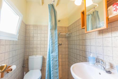 ラメトリャ・デ・マールにあるINNOUTHOME Apartamento Andreu Llambrichのバスルーム(トイレ、洗面台付)