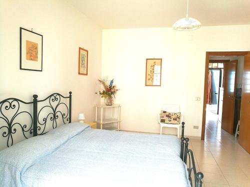 オートラントにあるAppartamento Otrantoのベッドルーム1室(青いベッドカバー付)