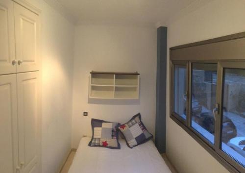 ラスパルマス・デ・グランカナリアにあるApartamento Centro Primero De Mayoの小さなベッドルーム(ベッド1台、窓付)