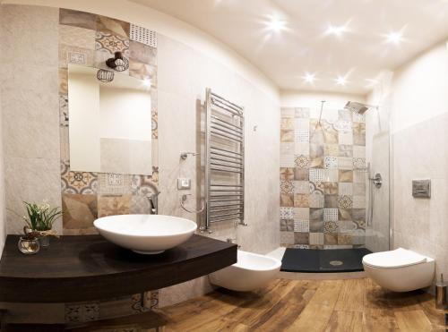 シラクーサにあるPhotoGuest B&Bのバスルーム(トイレ2つ、シンク、シャワー付)