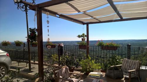 a patio with a pergola and a table and chairs at B&B Casa Mila' in Pretoro