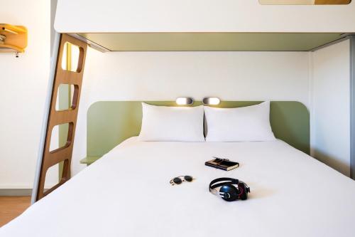 een slaapkamer met een bed met 2 stapelbedden bij ibis budget Toulouse Colomiers in Colomiers