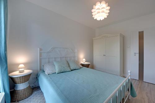 Łóżko lub łóżka w pokoju w obiekcie TriApart Deluxe Przy Plaży (Beach Apartment)