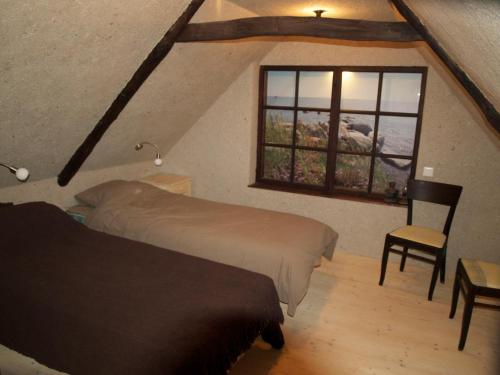 a bedroom with two beds and a window at Aaduaida Holiday House in Suure-Rootsi