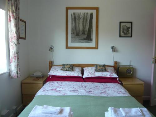 1 dormitorio con 1 cama con 2 toallas en The Kings' House, en Bramfield