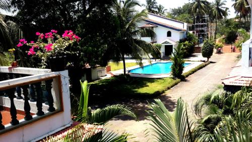 - une vue sur une maison avec une piscine dans l'établissement GR Stays - Duplex 3bhk Villa With Pool Arpora I Baga Beach 5 mins, à Arpora