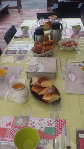 einen Tisch mit Gebäck und einer Tasse Kaffee in der Unterkunft La Cazaline in Cazaux