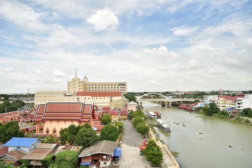 Výhled na řeku, která protéká v blízkosti hotelu
