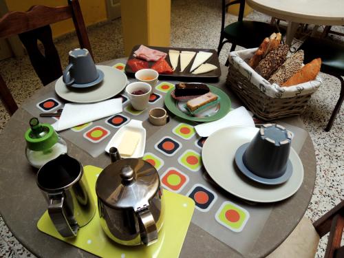 stół z kapeluszami i jedzeniem na górze w obiekcie Pension Silene Orotava w mieście La Orotava