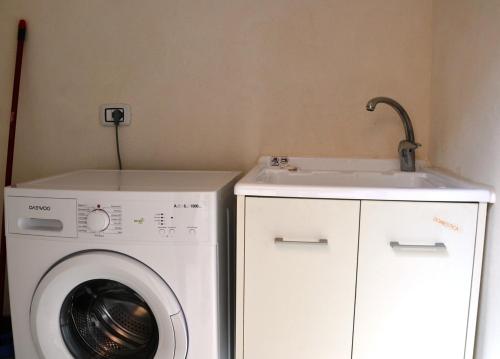 a washing machine and a sink in a room at Casa Aruci Sweet Home in Scicli