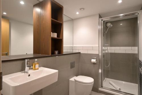 y baño con aseo, lavabo y ducha. en Destiny Scotland - Broughton St Lofts en Edimburgo