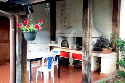 an outdoor kitchen with a table and a pizza oven at Villa Del Poeta in Sulmona