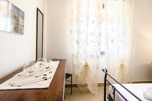 a dining room with a table and a curtain at Azzurromare Casa Vacanze in Teulada