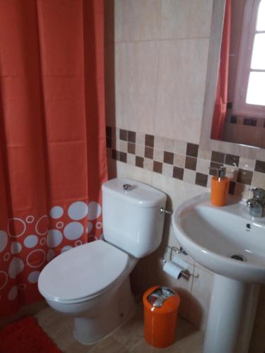 コラレホにあるApartamento en Corralejoのバスルーム(白いトイレ、シンク付)