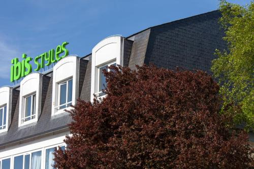 a building with a ups store sign on it at ibis Styles Poitiers Nord in Poitiers