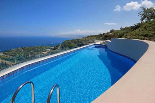 una piscina con vistas al océano en Villa Omikron en Rodhiá