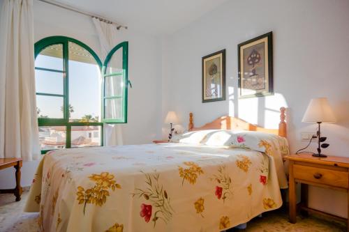 チクラナ・デ・ラ・フロンテーラにあるbarrosamarのベッドルーム(ベッド1台、窓付)